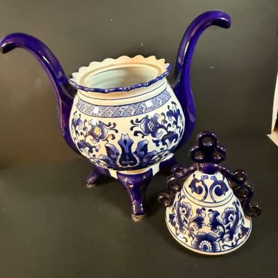 LOT 245: Set of 2 Bombay Blue Porcelain Lidded Urn with Handles