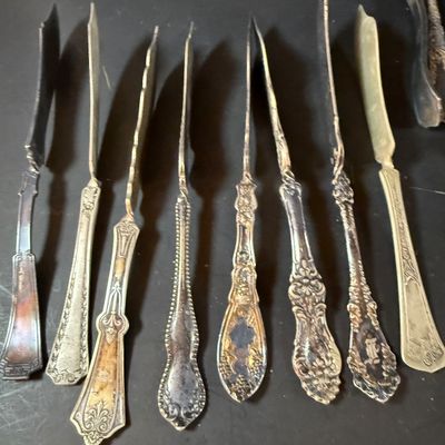 Lot 269: Large Collection of Vintage Silver-Plated Butter Knives & Spreaders