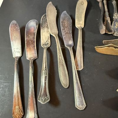 Lot 269: Large Collection of Vintage Silver-Plated Butter Knives & Spreaders