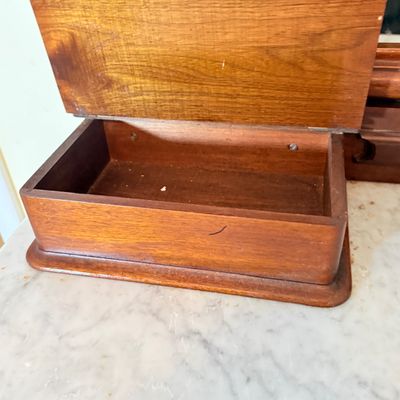 LOT 178: Antique/Vintage Victorian Style Marble Top Vanity Dresser