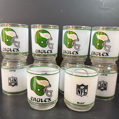 LOT 265: Collection of 10 Philadelphia Eagles Football Mobil Oil Souvenir Drinking Glasses