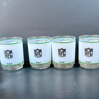 LOT 264: Collection of 10 Philadelphia Eagles Football Mobil Oil Souvenir Drinking Glasses