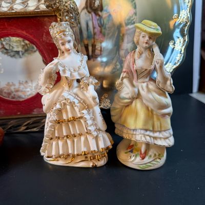 LOT 248: Victorian Inspired Collection of Plates, Figurines, Lamp and More