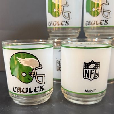 LOT 265: Collection of 10 Philadelphia Eagles Football Mobil Oil Souvenir Drinking Glasses