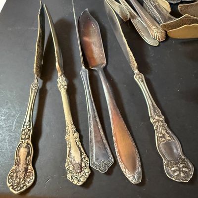 Lot 269: Large Collection of Vintage Silver-Plated Butter Knives & Spreaders