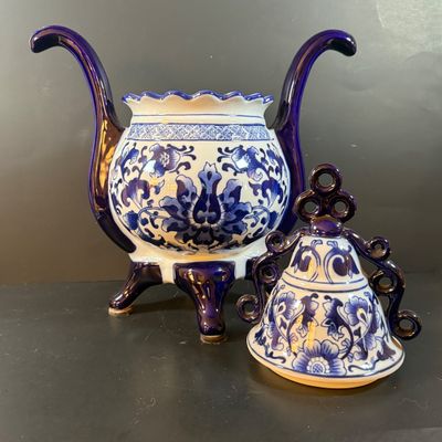 LOT 245: Set of 2 Bombay Blue Porcelain Lidded Urn with Handles