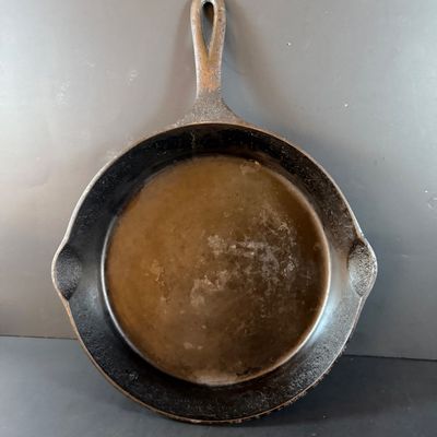 LOT 270: Set of 2 Cast Iron Frying Pans Including a Grizwold 8"