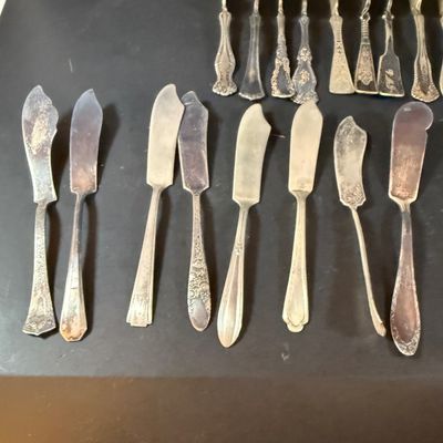 Lot 269: Large Collection of Vintage Silver-Plated Butter Knives & Spreaders