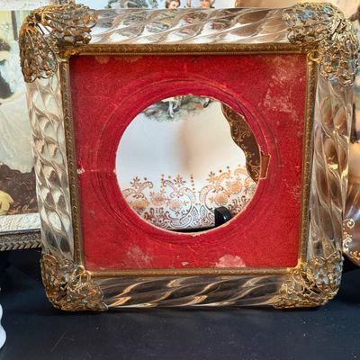 LOT 248: Victorian Inspired Collection of Plates, Figurines, Lamp and More