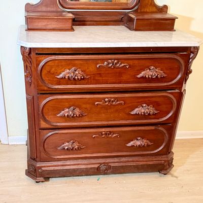 LOT 178: Antique/Vintage Victorian Style Marble Top Vanity Dresser