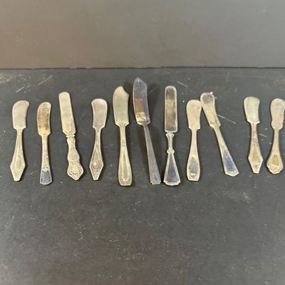 Lot 269: Large Collection of Vintage Silver-Plated Butter Knives & Spreaders