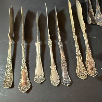 Lot 269: Large Collection of Vintage Silver-Plated Butter Knives & Spreaders