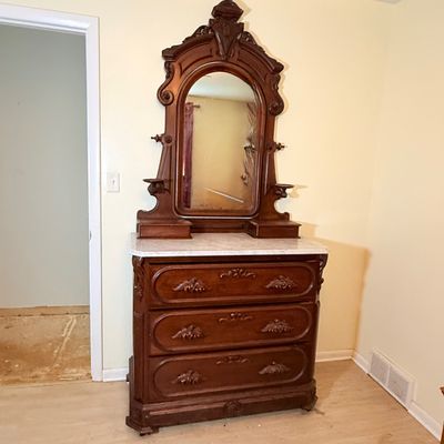 LOT 178: Antique/Vintage Victorian Style Marble Top Vanity Dresser