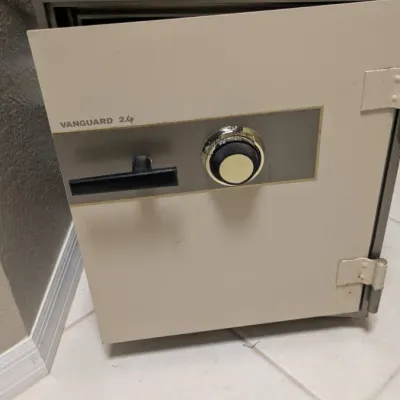 Sale Photo Thumbnail #14: Safe