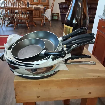 Sale Photo Thumbnail #204: Circulon non stick skillet set