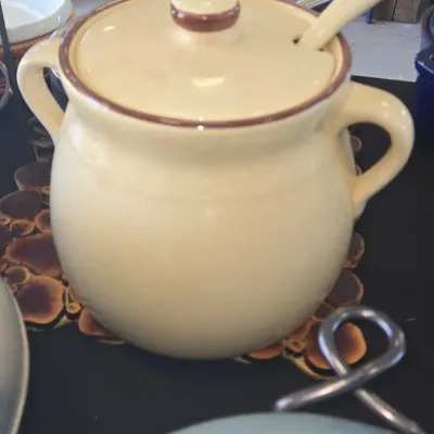 Sale Photo Thumbnail #70: Pfaltzgraff village bean pot