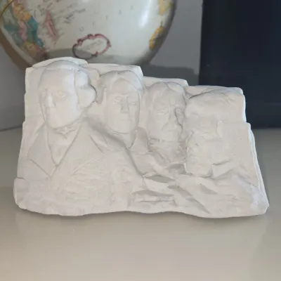 Sale Photo Thumbnail #18: Mount rushmore souvenir figurine