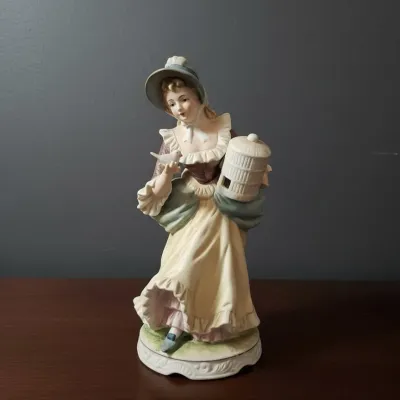 Sale Photo Thumbnail #57: Classic gallery collection c porcelain figurine