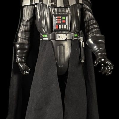 Sale Photo Thumbnail #292: Darth Vader Collectible Figure