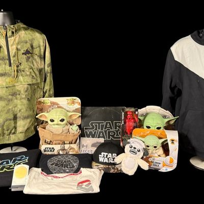 Sale Photo Thumbnail #188: Large Star Wars Collectors Lot II