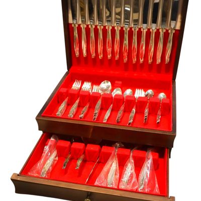 Sale Photo Thumbnail #265: 79 pieces of Vintage Roger Silverplate flatware