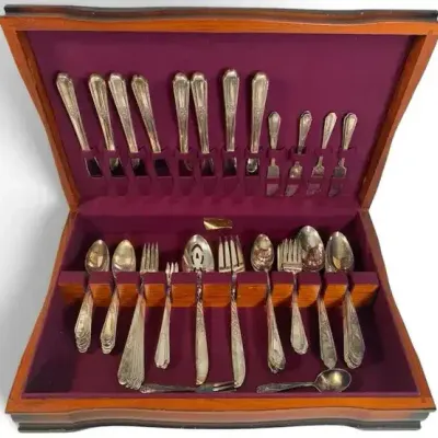 Sale Photo Thumbnail #28: Wm. Rogers IS Silver Plated Flatware Set – Vintage Service Collection in Wood Storage Chest