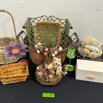 CJ178 Assortment Of Decorative Items 