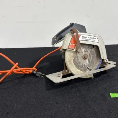 CJ189 Black & Decker 71/4” In Deluxe Saw Corded
