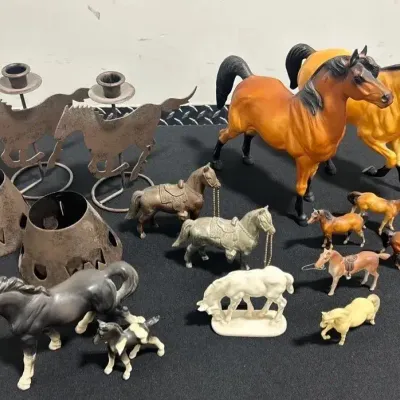 CJ134 Giddy Up!  Horse Figurines