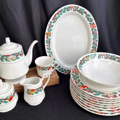 ROYAL MAJESTIC Christmas Eve 8447 Fine China * Dinner Plates, Teapot, Creamer, Sugar Bowl