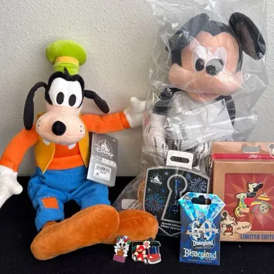 Walt Disney’s 13” Goofy & Mickey Mouse With Lim.Ed. Scooter Pin; Spec. Ed. Park Key Trade Pins 