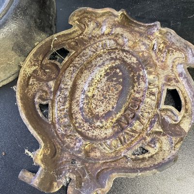 Sale Photo Thumbnail #114: Cast iron pan and trivet