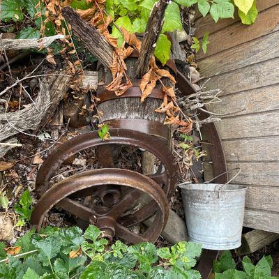 Sale Photo Thumbnail #214: Metal items