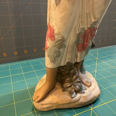 NAO Lladro Aloha Figurine number 11244 boxed in excellent condition 14.5“ high 5” wide