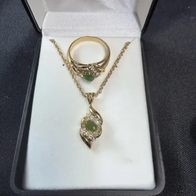 Vintage Gold Tone (No Markings) Green Jade Stone Ring & Pendant Necklace