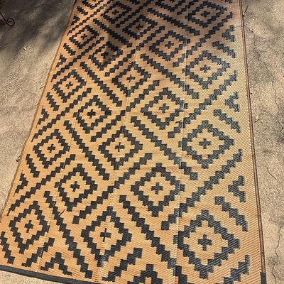 GENIMO Outdoor Rug, Black & Brown Diamond Pattern, Reversible Polypropylene