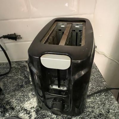 Sale Photo Thumbnail #482: Generic 2-Slice Black Plastic Toaster