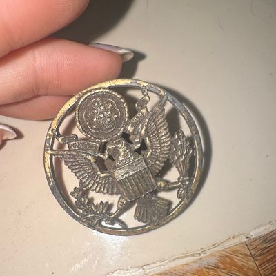 Sale Photo Thumbnail #538: US Army E Pluribus Unum Eagle Crest Screw Back Hat Badge