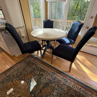 Pedestal table with four chairs