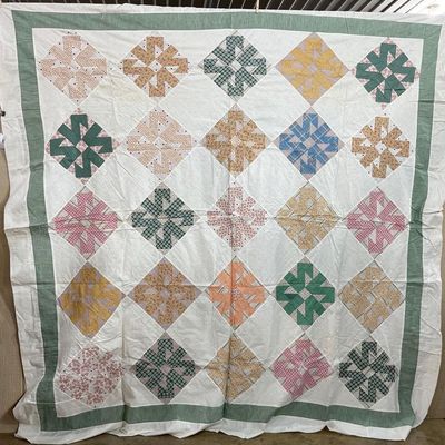 Sale Photo Thumbnail #299: Mid-20th C. Monkey Wrench Quilt Top