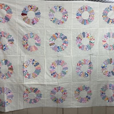 Sale Photo Thumbnail #301: Vtg Appliqued Dresden Plate Quilt Top