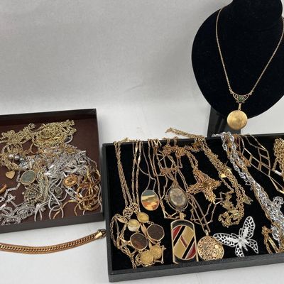 Sale Photo Thumbnail #214: Vtg Costume Necklaces & Pendants