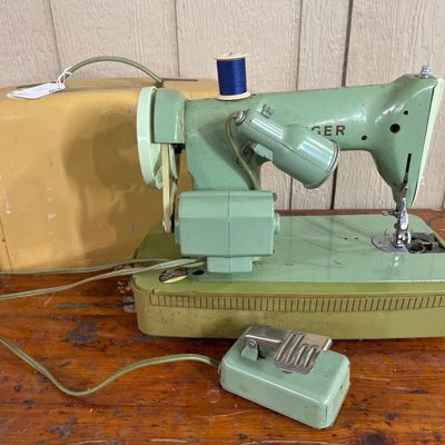 Sale Photo Thumbnail #549: Singer Model 185J Sewing Machine w/Case