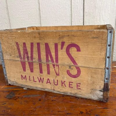 Sale Photo Thumbnail #257: Win's Milwaukee Beverage Crate