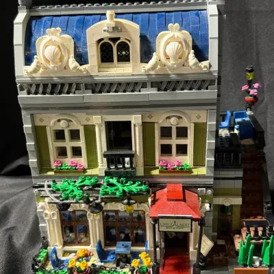 LEGO Creator Expert Parisian Restaurant 10243