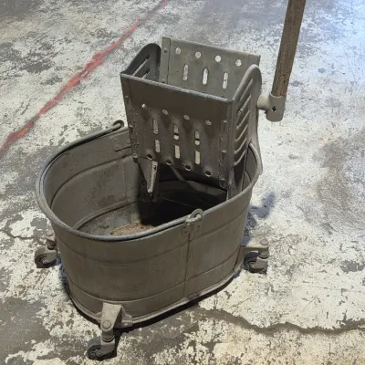 Steel Atlantic mop bucket with squeeze overhanging attachment