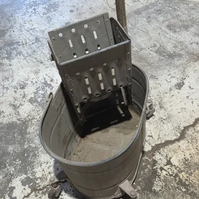 Steel Atlantic mop bucket with squeeze overhanging attachment