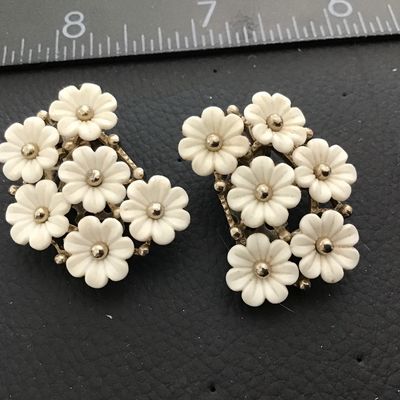 Beautiful vintage 1950 Flower Cluster Clip on Earrings
