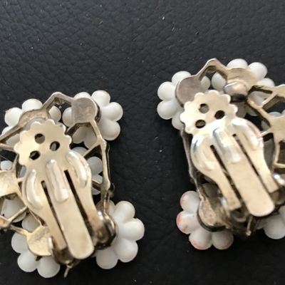 Beautiful vintage 1950 Flower Cluster Clip on Earrings