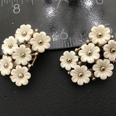 Beautiful vintage 1950 Flower Cluster Clip on Earrings